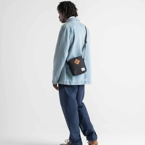 Τσαντάκι Ώμου Heritage 2.5L Black/Tan Herschel 1 Τσαντάκι Ώμου Heritage 2.5L BlackTan1